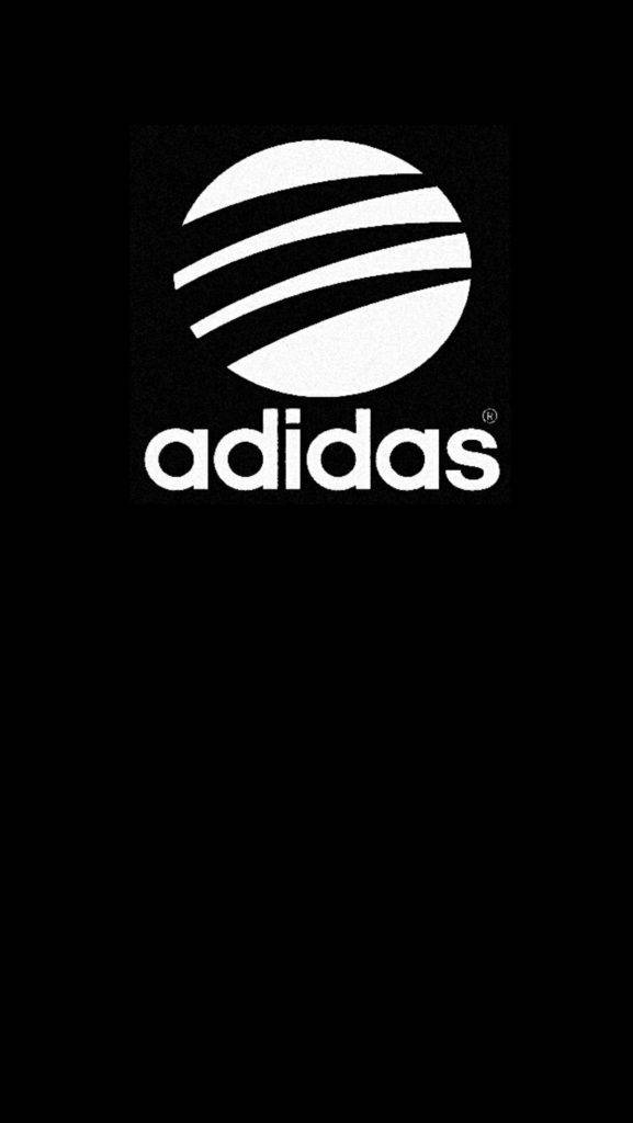 Adidas iPhone 標誌帶條紋圓圈 壁紙 — 在紋理黑色背景上，帶有三條紋的醒目白色adidas標誌。