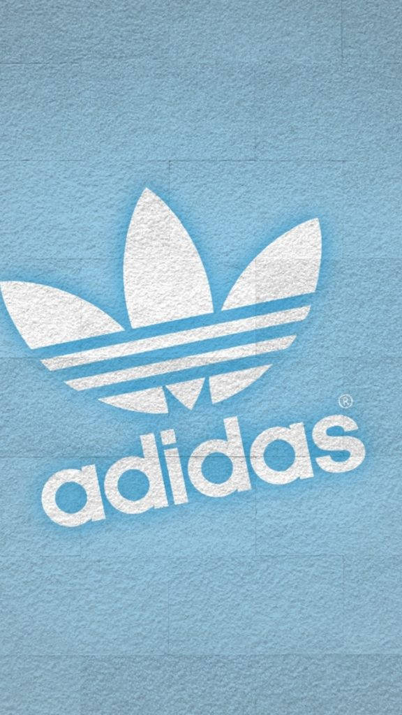 Adidas iPhone 標誌藍色背景 壁紙 — 白色Adidas三葉草標誌和品牌名稱，背景為帶紋理的淺藍色。