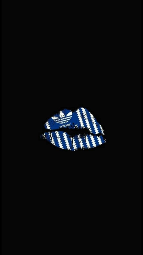 Adidas iPhone 親吻標誌 壁紙 — 大膽的藍白條紋嘴唇，帶有Adidas標誌的吻痕，在純黑背景上。