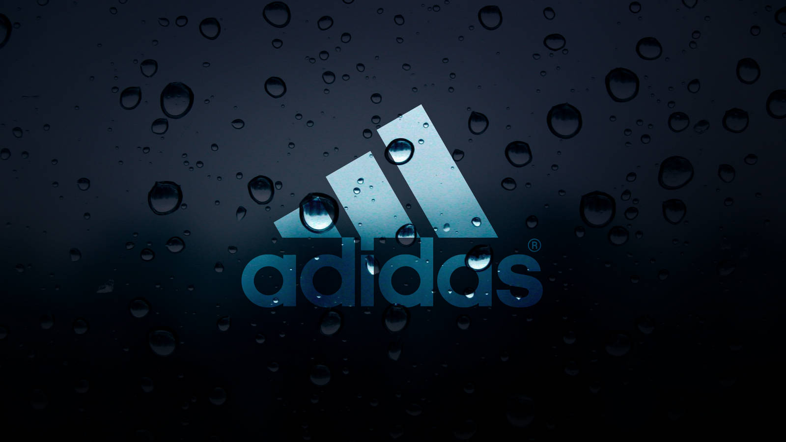 Adidas產品標誌雨滴效果 壁紙 — Adidas 標誌在深色玻璃表面上，在雨滴下閃耀著冷藍色調。