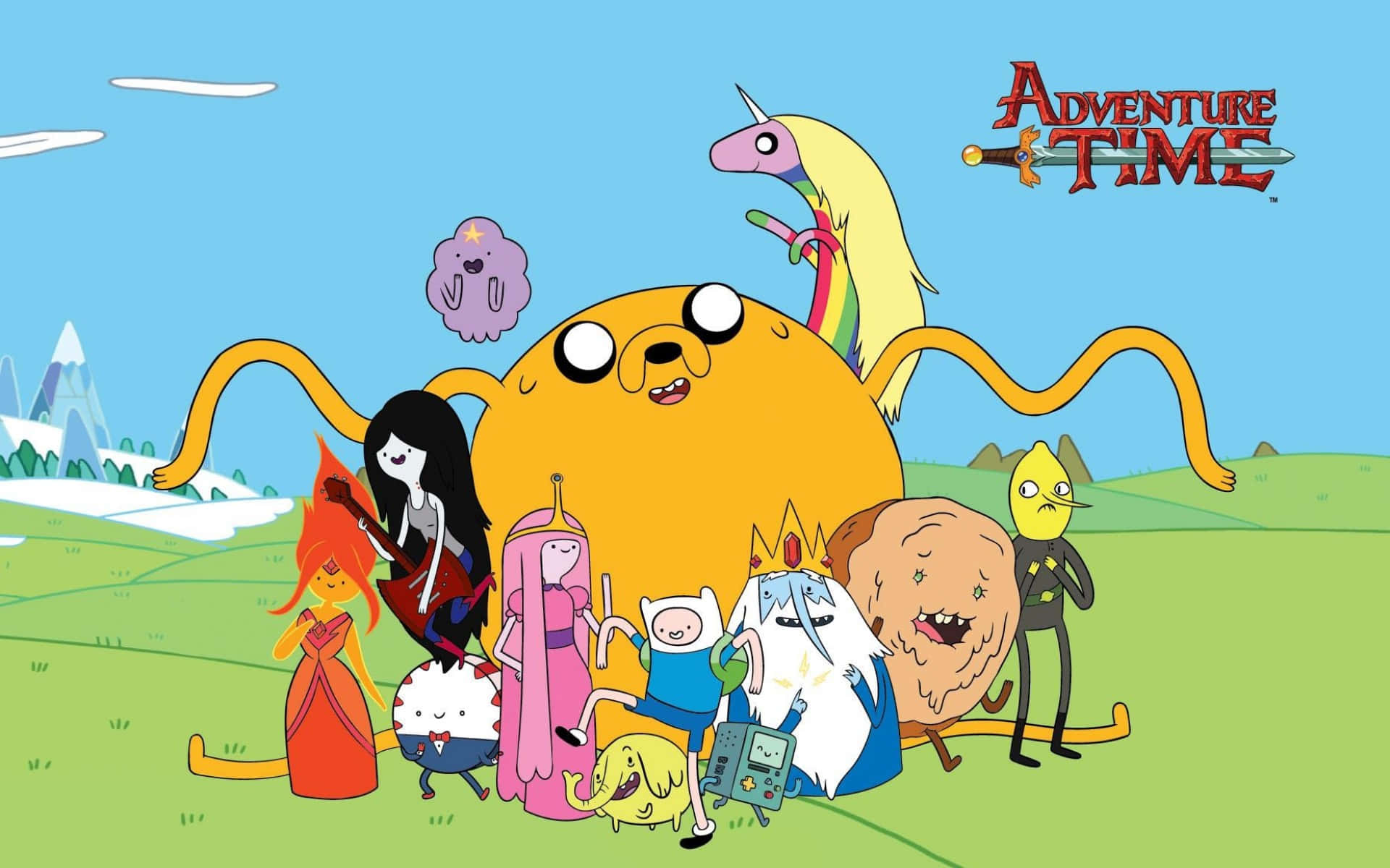 加入《Adventure Time》的瘋狂旅程 壁紙 — 探險活寶角色聚集在明亮的綠色田野上，天空清澈湛藍，遠處有積雪的山脈。