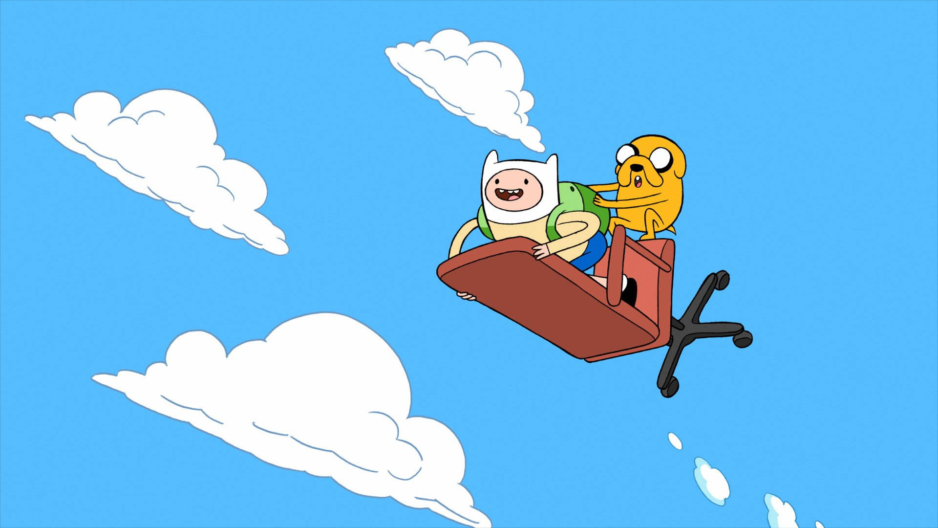 《Adventure Time》卡通頻道角色 壁紙 — 冒險夥伴芬恩和傑克乘坐飛天辦公椅，在明亮的藍天中翱翔，周圍環繞著蓬鬆的白雲。