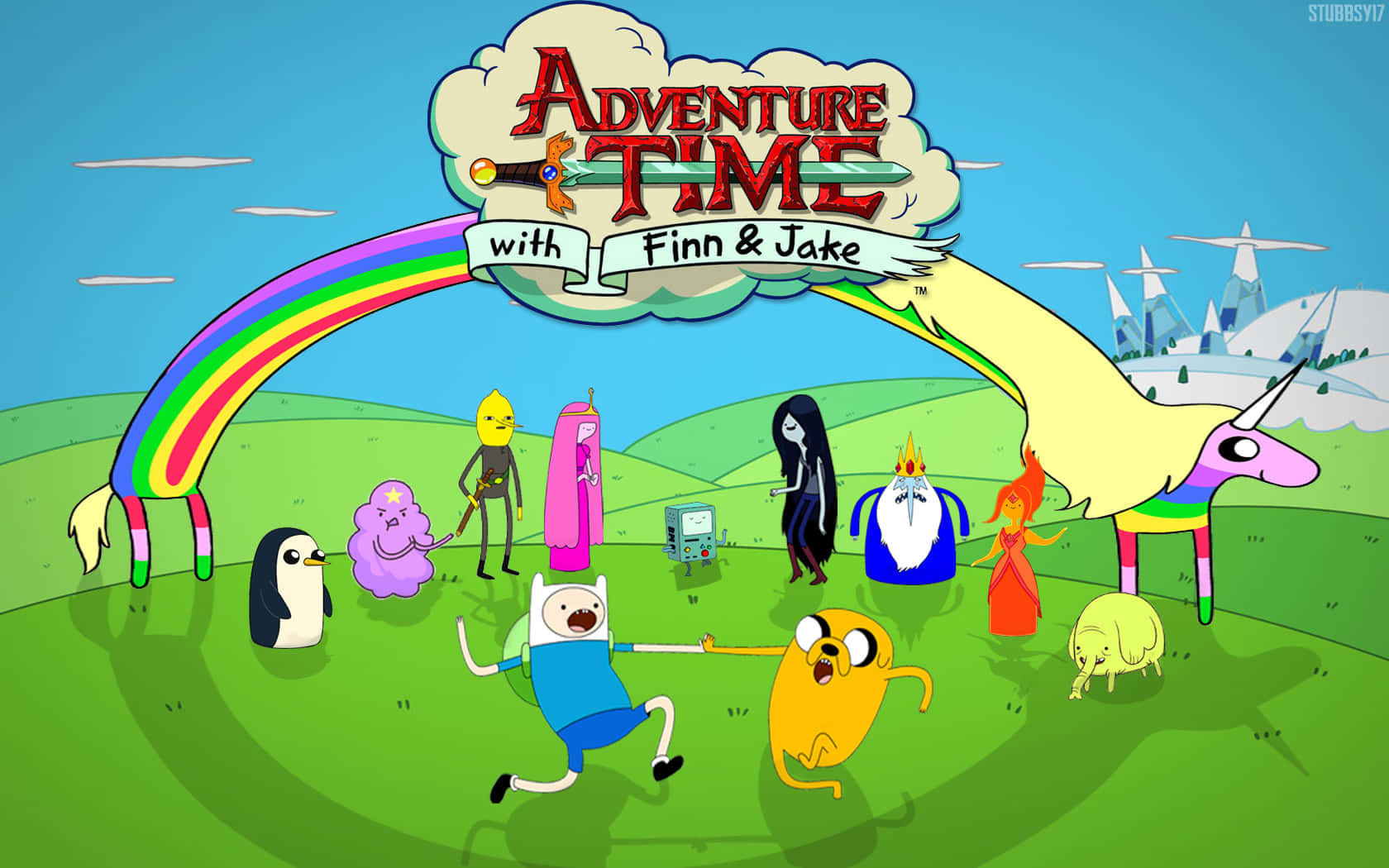 《Adventure Time》系列海報圖像 壁紙 — 芬恩與傑克與其他探險活寶角色一起在彩虹拱門下歡快地跑過一片充滿活力的綠色田野。