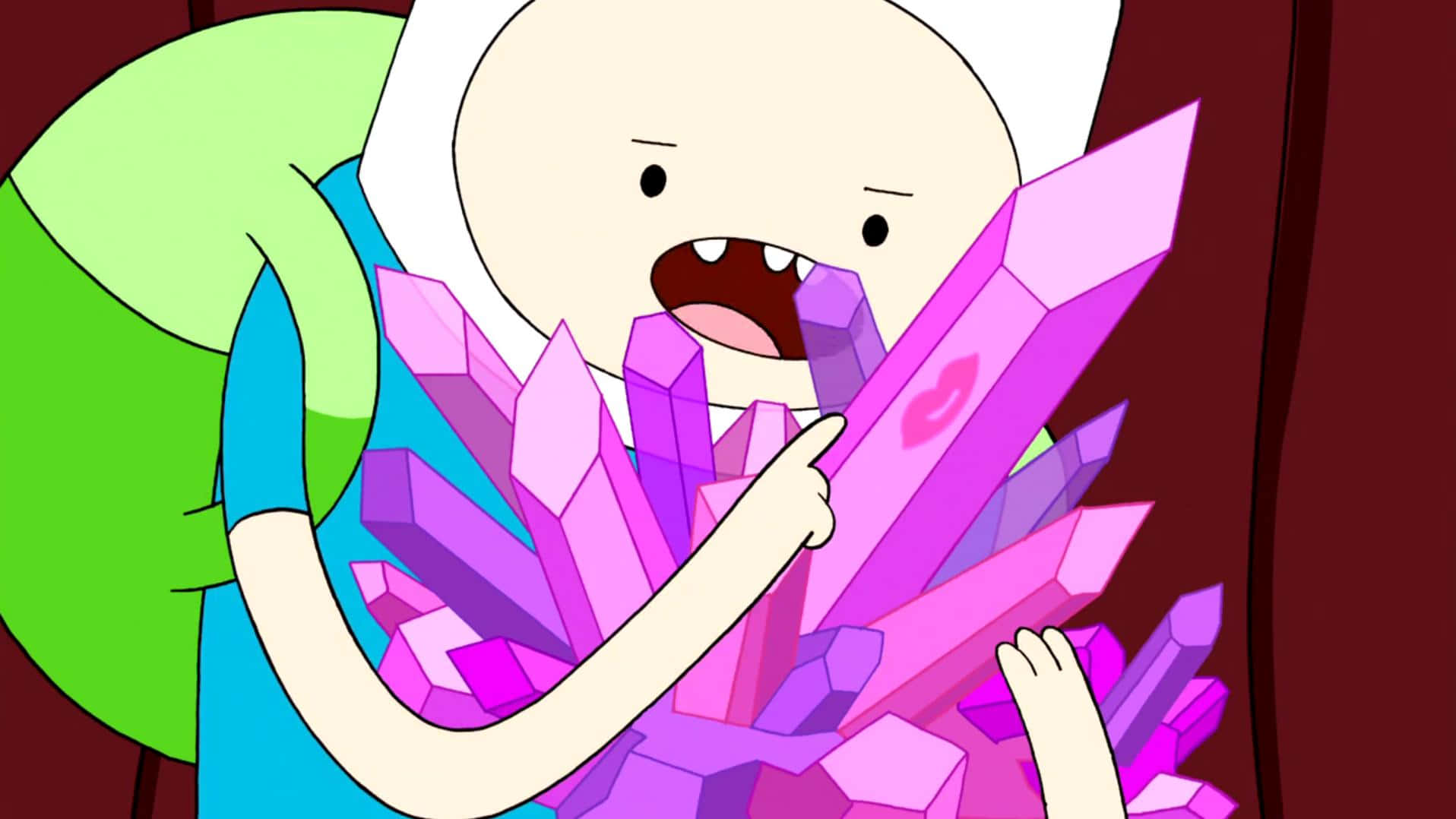 Adventure Time 芬恩擁抱粉晶圖 壁紙 — 一個戴白帽、背綠色背包的卡通男孩，驚訝地拿著一大簇粉紅色和紫色的水晶。
