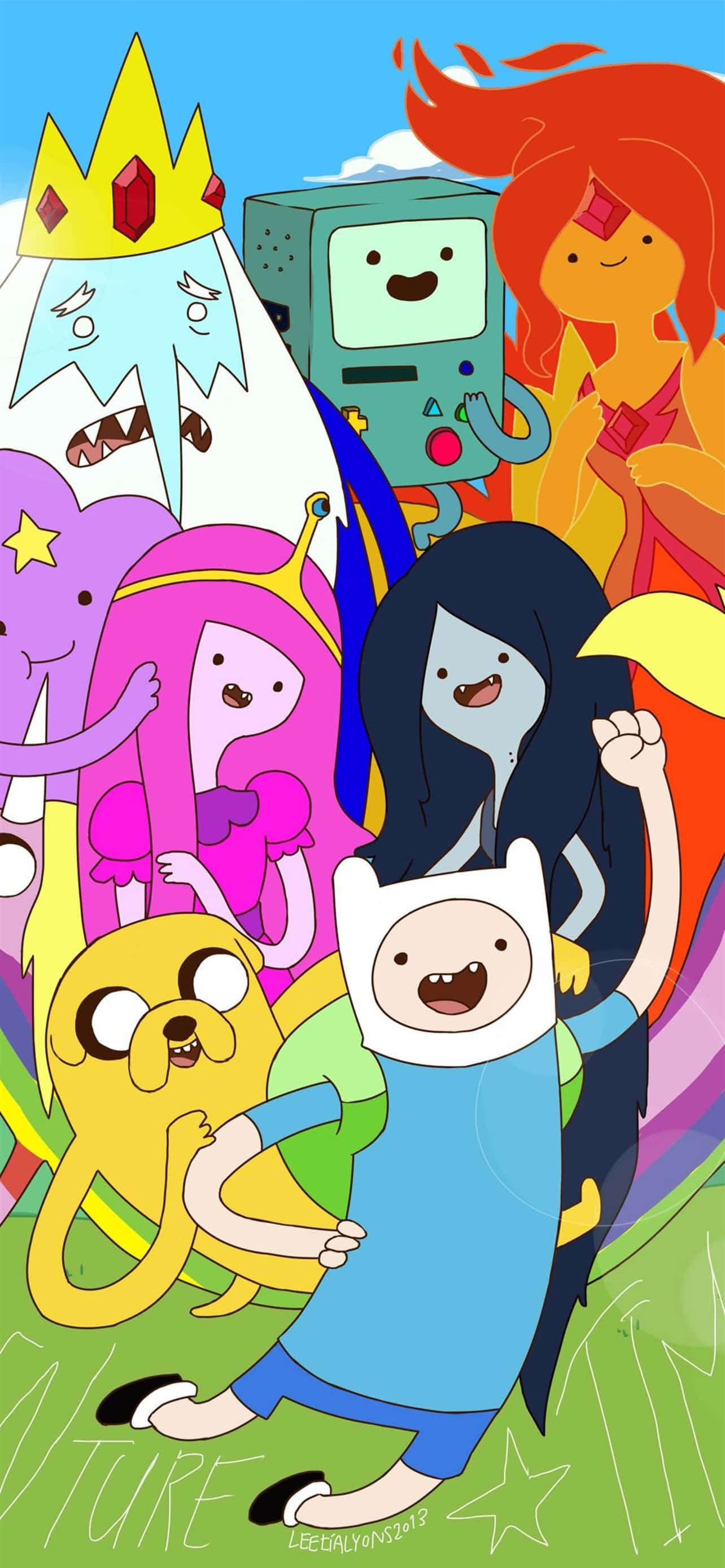 Adventure Time 角色卡通海報圖 壁紙 — 一個充滿活力的卡通動畫角色群體，包括芬恩、傑克、泡泡糖公主等，在明亮的藍天下愉快地擺姿勢。