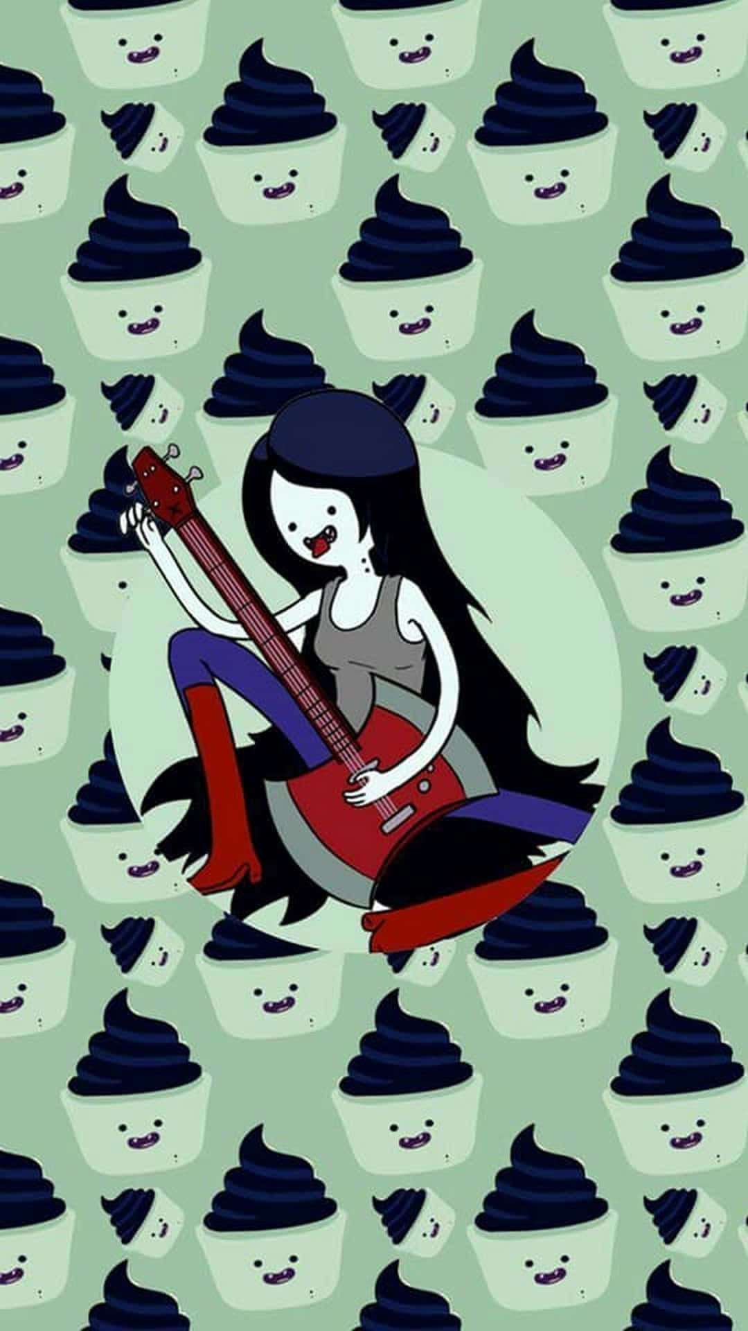 用《Adventure Time》iPhone釋放你的冒險精神！ 壁紙 — 一個長黑髮的卡通女孩在薄荷綠色背景上，對著重複的笑臉便便杯子蛋糕圖案，彈奏紅色電結他。