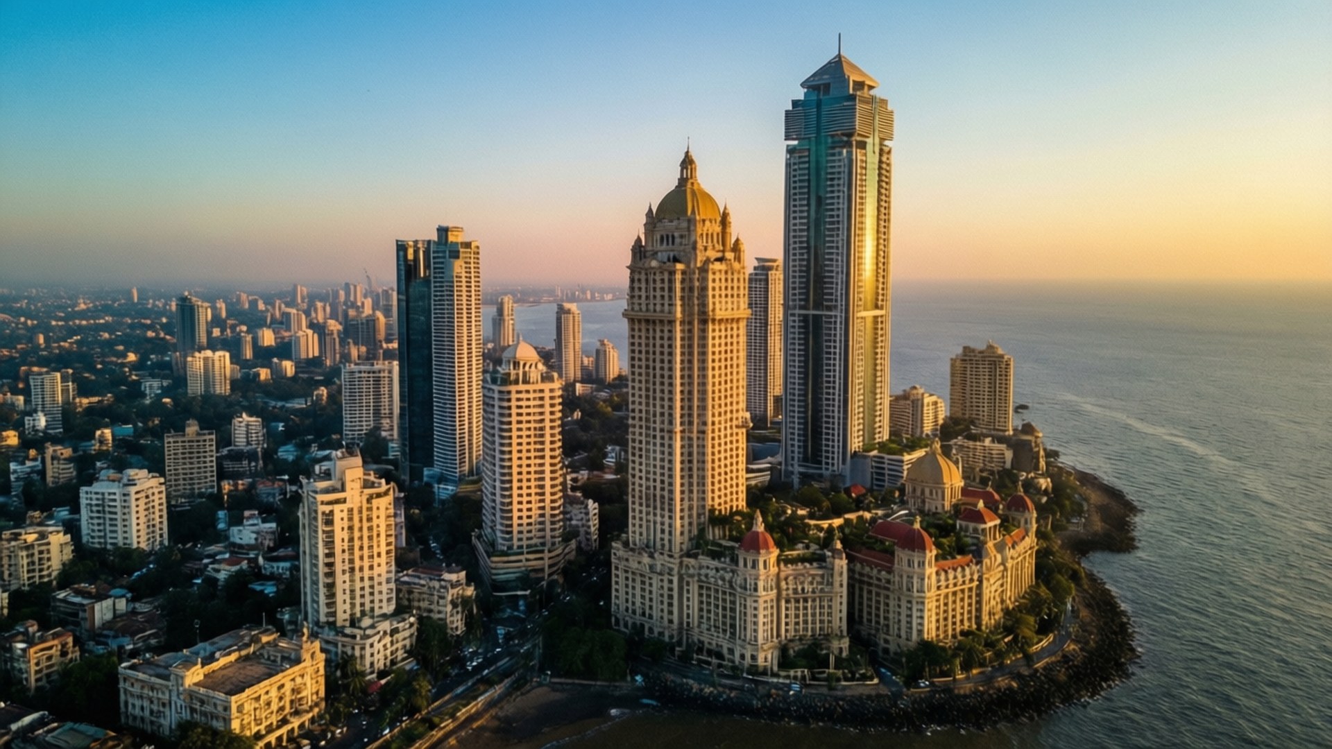 Mumbai 桌布 壁紙 — 孟買天際線的鳥瞰圖，夕陽金色光芒照亮摩天大樓和阿拉伯海。