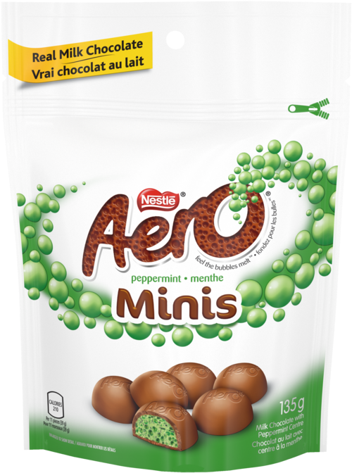 雀巢Aero薄荷迷你巧克力包裝 壁紙 — 一袋Nestle Aero Minis薄荷朱古力糖果，帶有綠色氣泡和一個切開的碎片，顯示薄荷中心。
