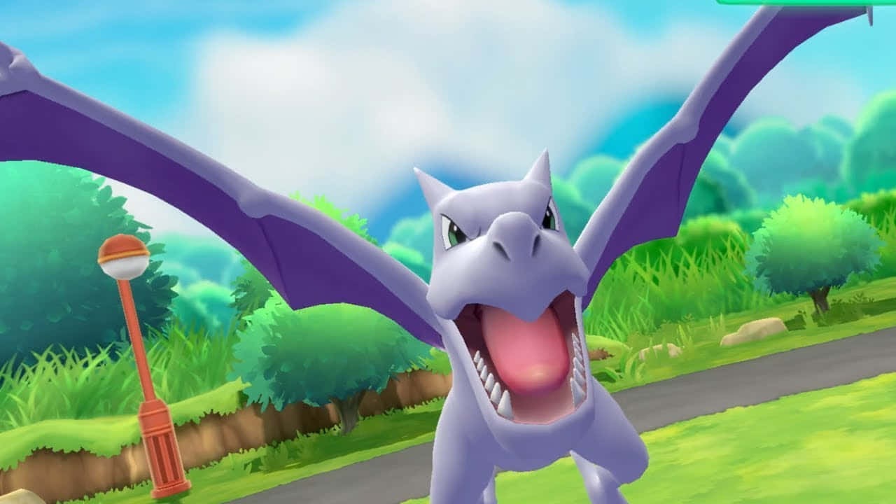 Aerodactyl 漸近 壁紙 — 一隻紫色龍系寶可夢張開寬大的翅膀，在明亮的藍天下，於充滿活力的綠色公園中兇猛咆哮。