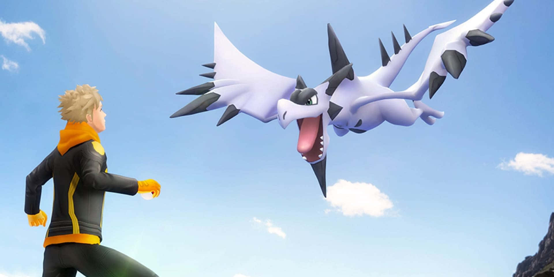 Aerodactyl 猛撲向訓練家 壁紙 — 一位身穿黑黃色外套的年輕訓練家，正朝著在藍天白雲中翱翔的白黑色龍系寶可夢奔跑。
