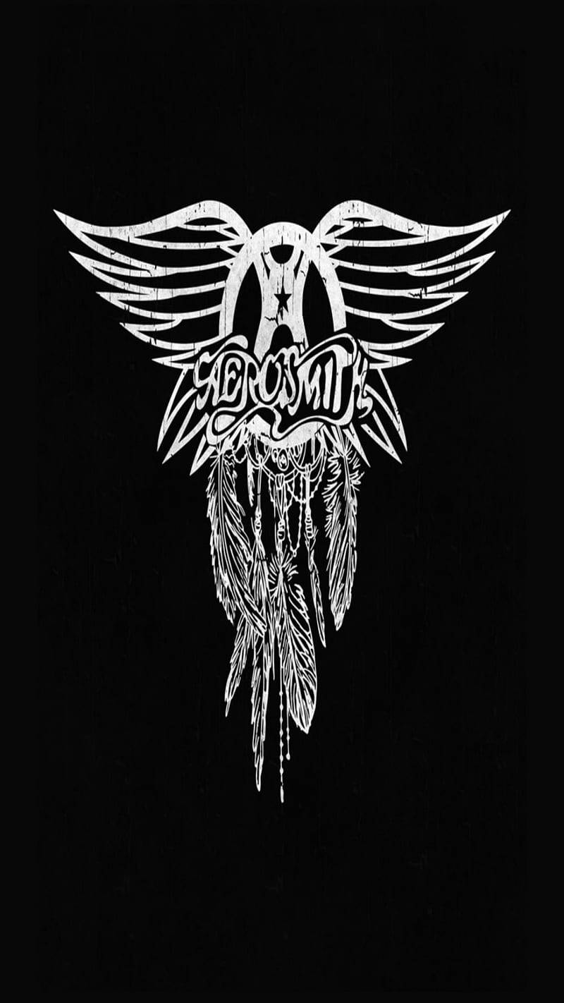 Aerosmith 樂隊黑色標誌 壁紙 — 一個帶有翅膀和羽毛的白色紋身風格標誌，在純黑色背景上滴落。
