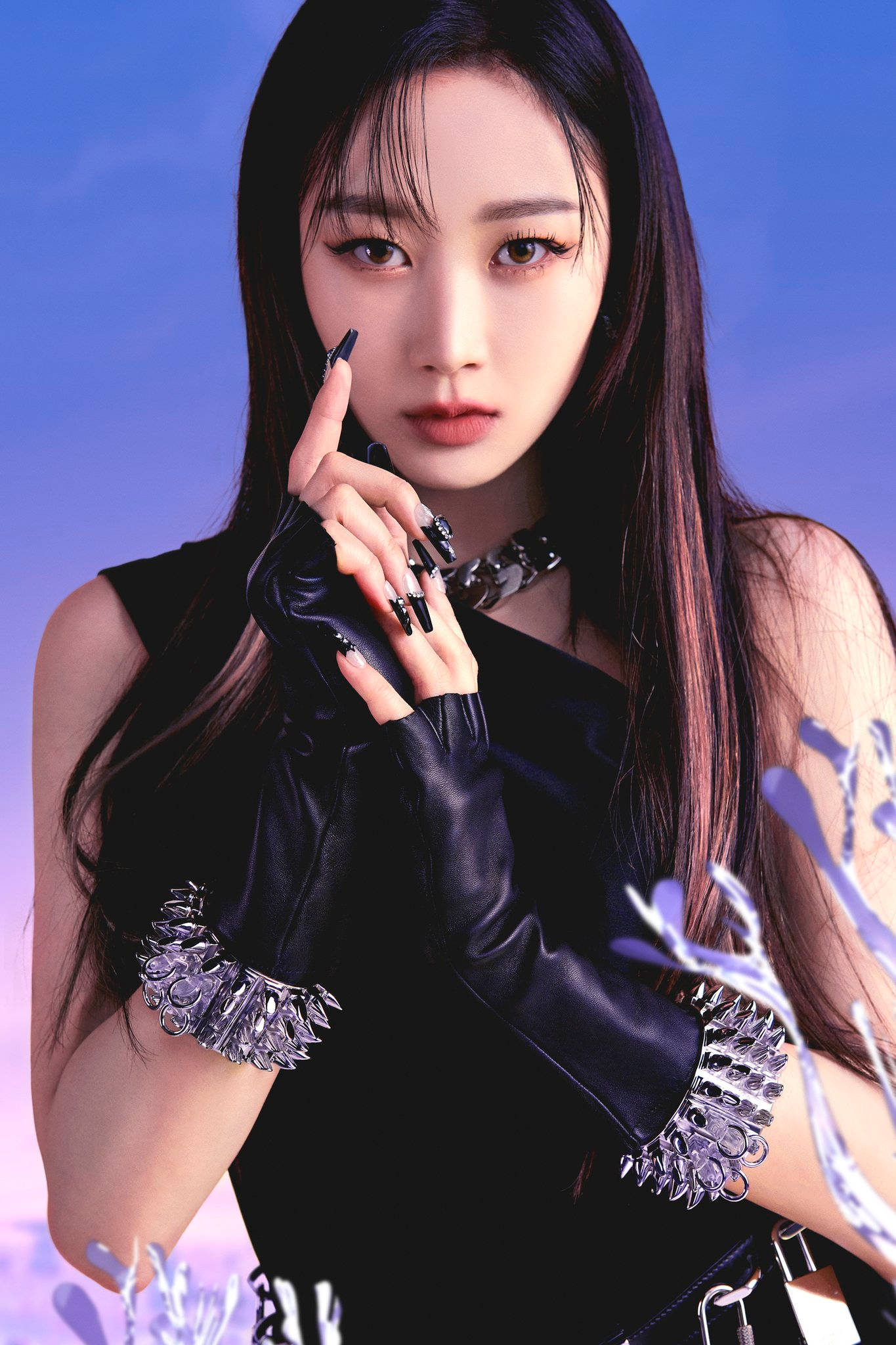 Aespa Giselle《Savage》預告 壁紙 — 一位引人注目的長黑髮女性，戴著黑色皮手套和尖刺頸鍊，背景是藍紫漸變色。