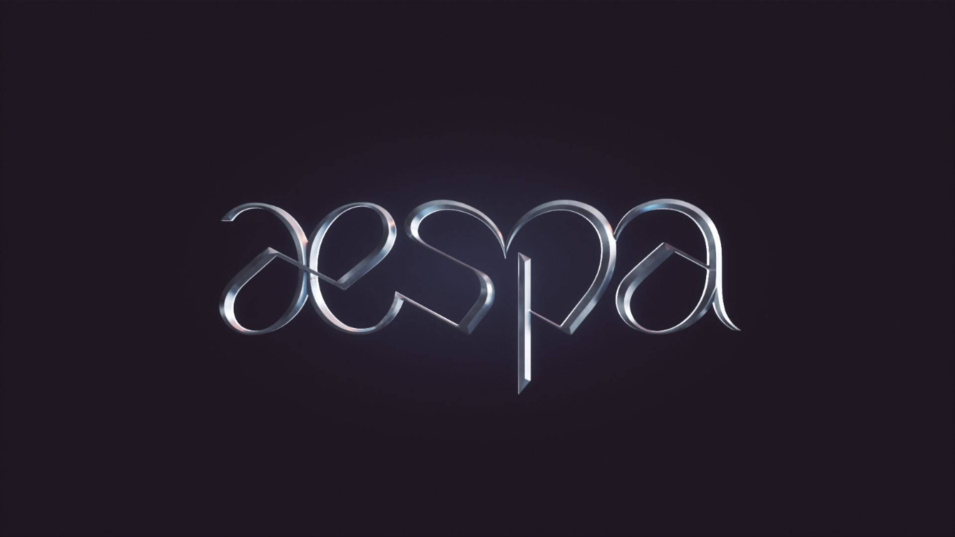 Aespa 水晶標誌 壁紙 — 閃亮的金屬 aespa 標誌在深紫色背景上發光，帶有柔和的光效。