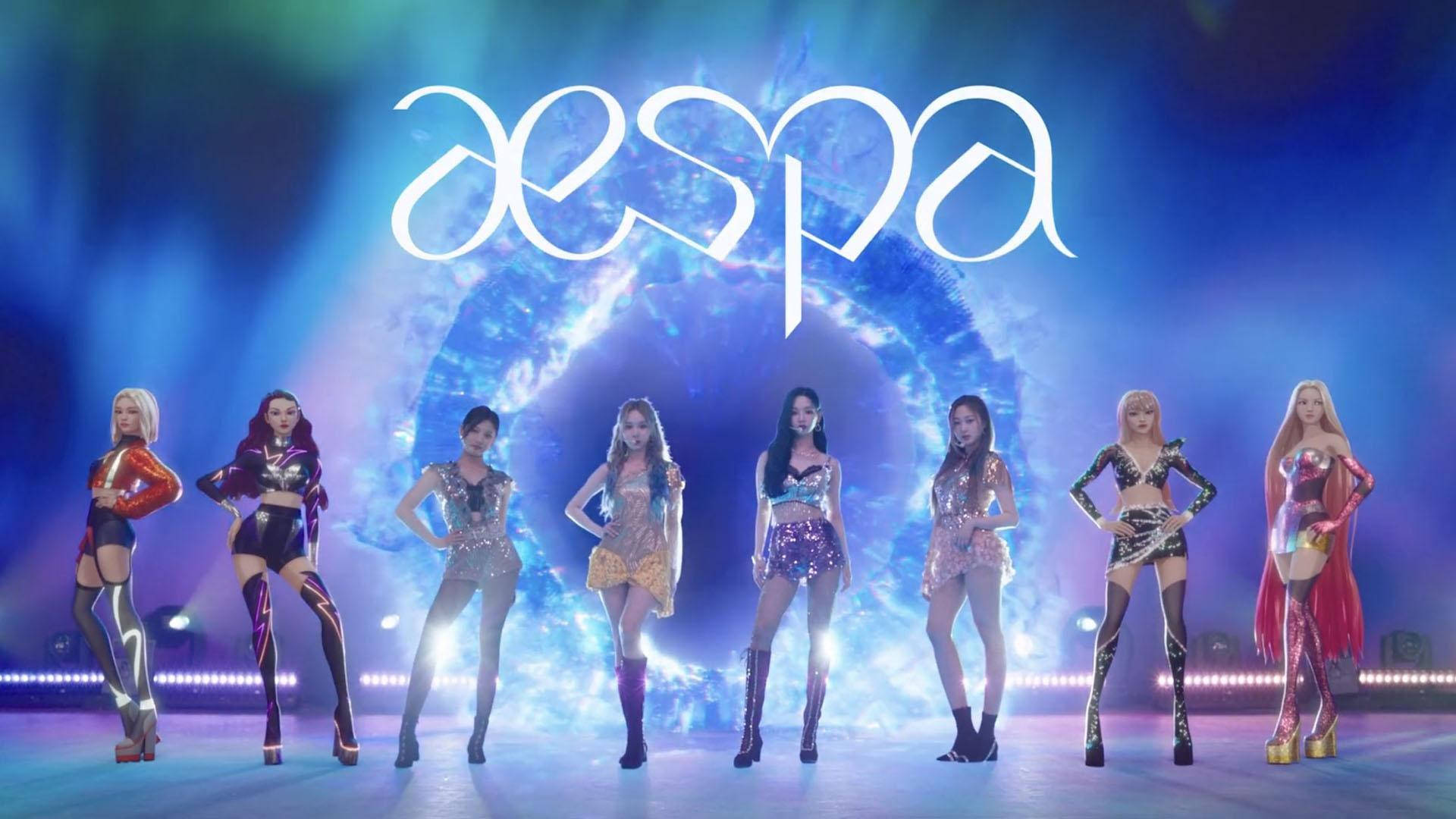 Aespa 與虛擬角色同框 壁紙 — 七位K-pop偶像穿著未來風格服裝，在發光的舞台上自信擺姿勢，上方有'aespa'標誌。