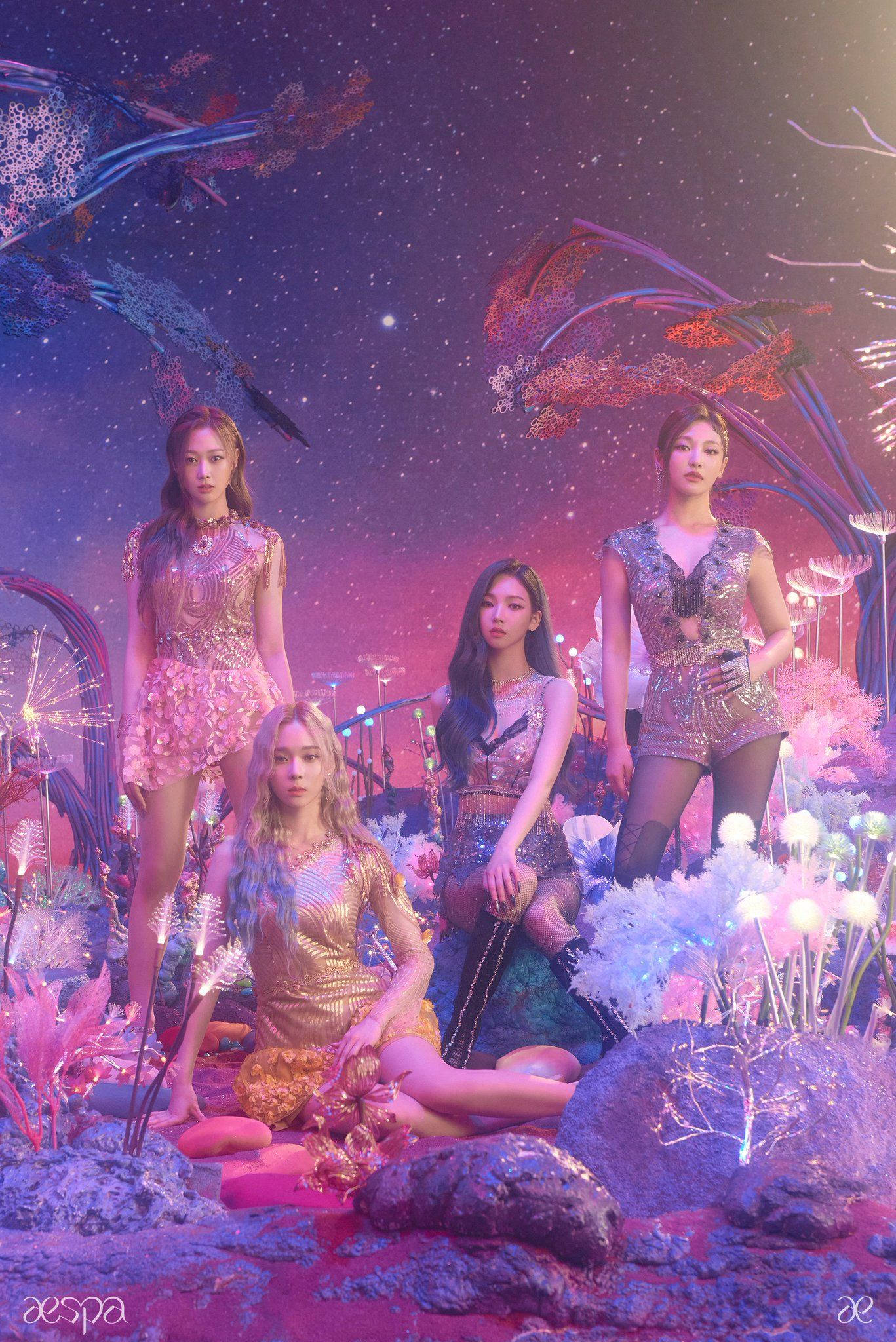 Aespa 魔法紫色森林 壁紙 — 四位身穿閃亮服裝的女性在星光燦爛的宇宙天空下，在發光的外星植物中擺姿勢。
