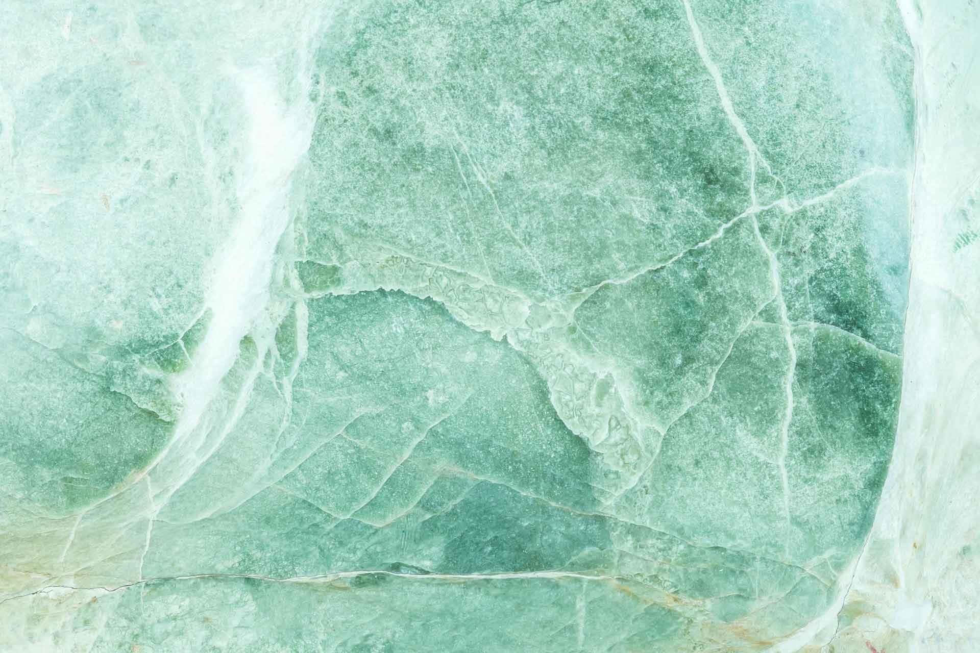 大理石可愛薄荷綠風 aesthetic 壁紙 — 光滑綠色大理石表面的特寫，帶有複雜的白色紋理和微妙的質感變化。