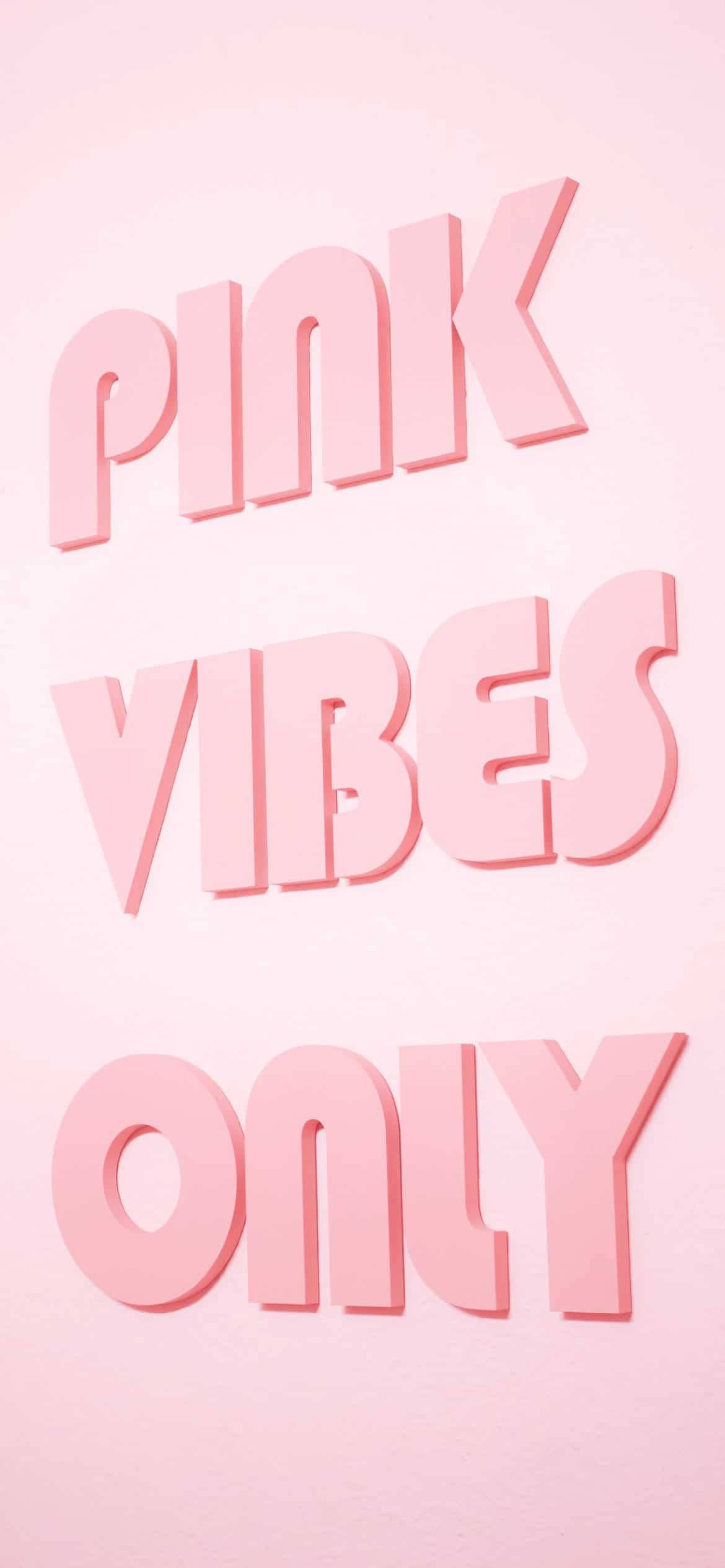 Aesthetic Girly Pink Vibes Only 壁紙 — 大膽嘅粉紅色3D字母拼出pink vibes only，漂浮喺柔和粉彩粉紅色背景上。