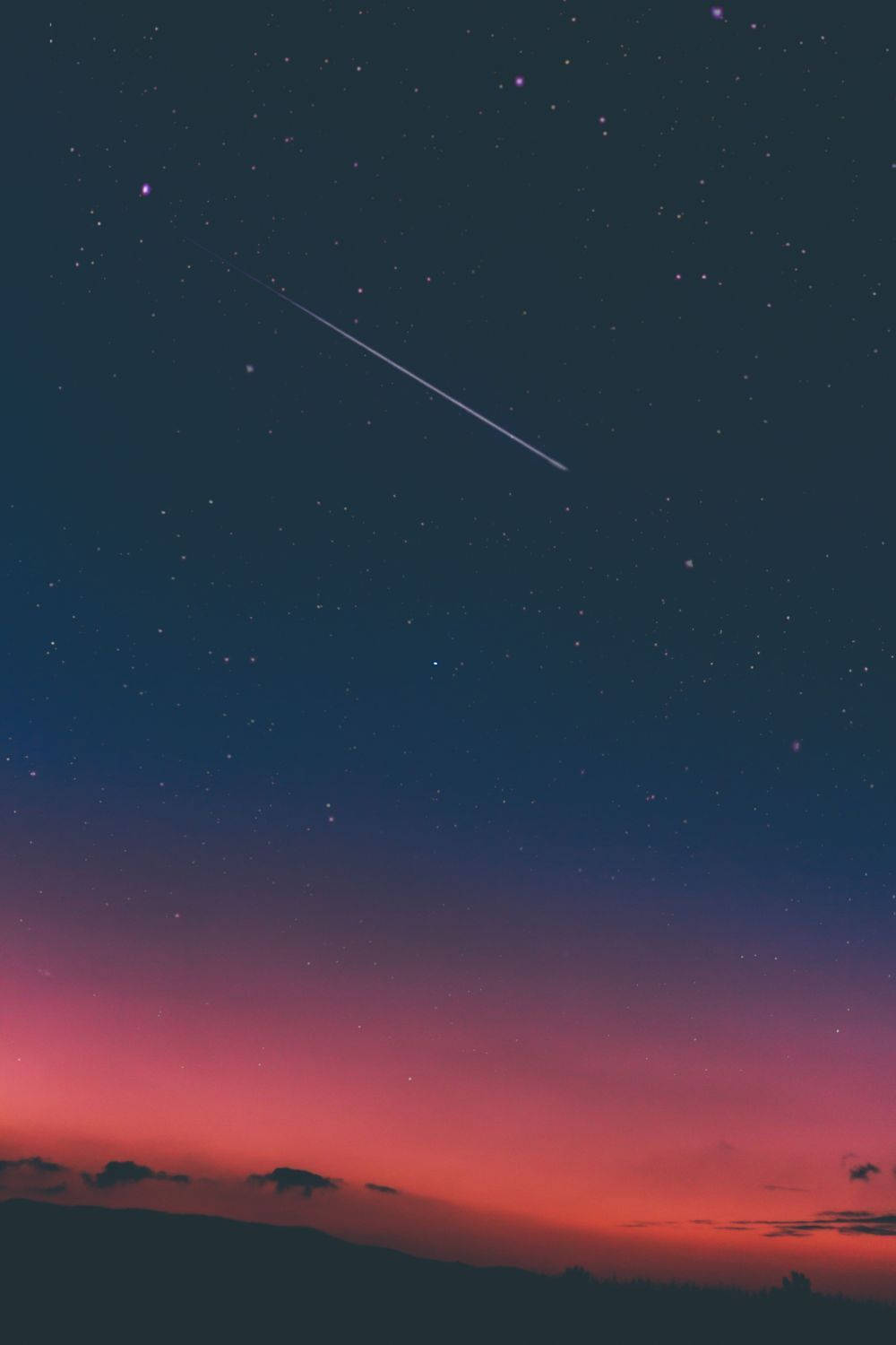粉紅色深邃夜空與流星，夢幻星空，粉藍色天空下的天堂景象