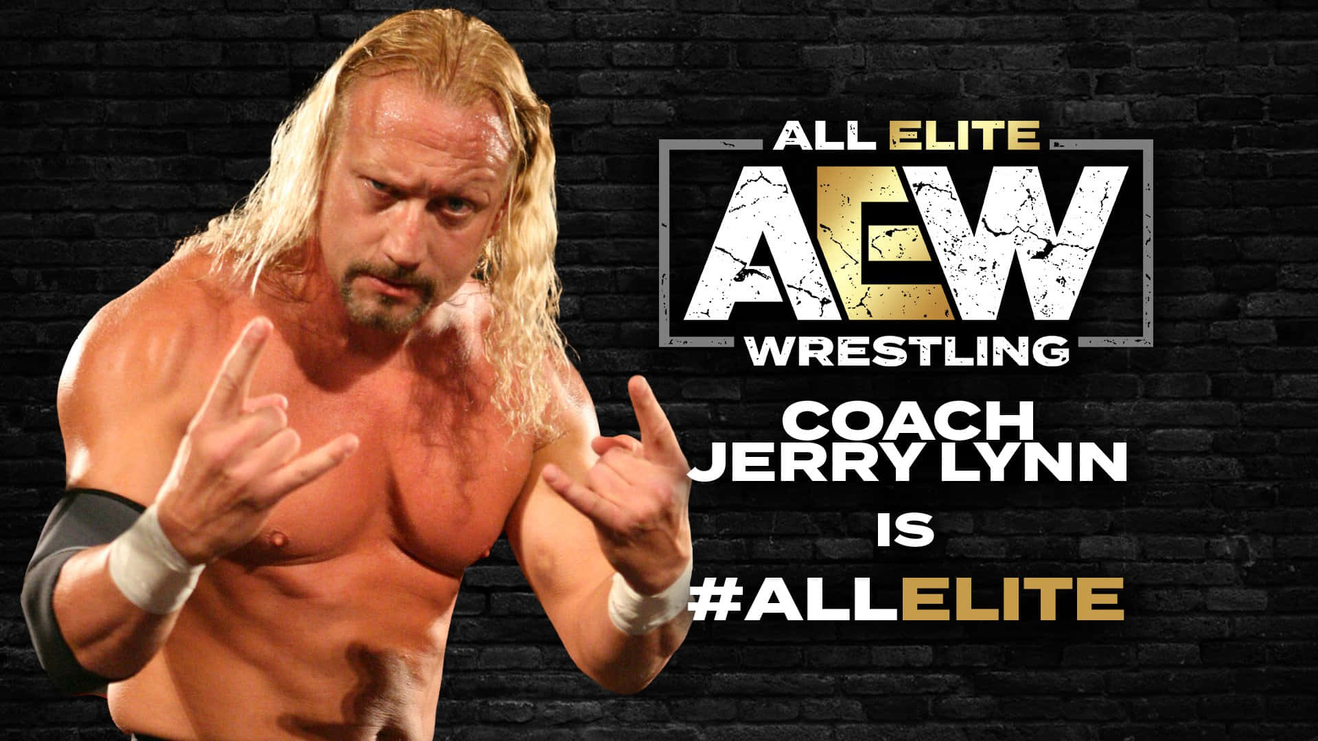 AEW教練傑瑞·林恩海報 壁紙 — 赤裸上身的摔角手 Jerry Lynn 留著金色長髮，在黑色磚牆前做出搖滾手勢，牆上有 AEW Wrestling 標誌。