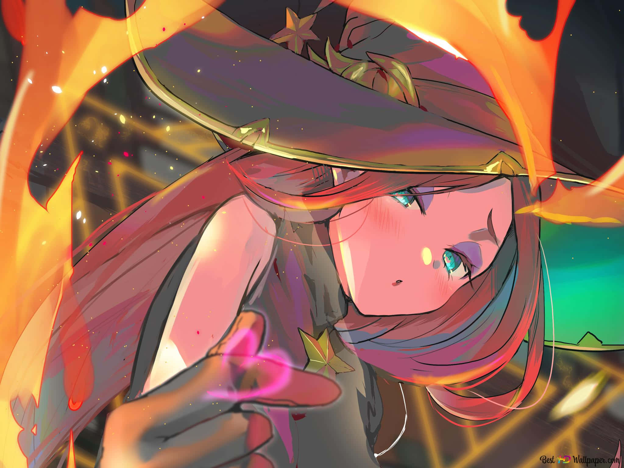 AFK Arena 女角色戴巫師帽比心 壁紙 — 一位擁有火紅頭髮、戴著星星裝飾帽子的動漫女巫，在旋轉的橙色火焰中施展發光的粉紅色咒語。