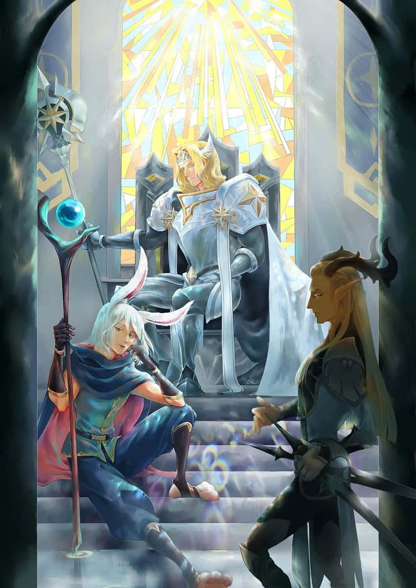 AFK Arena 角色持武器 壁紙 — 一位高貴的金髮國王坐在王座上，沐浴在彩繪玻璃窗的金色光芒中，兩位精靈——一位白髮持杖，另一位長角持劍——站在他面前，身處宏偉的大教堂內。