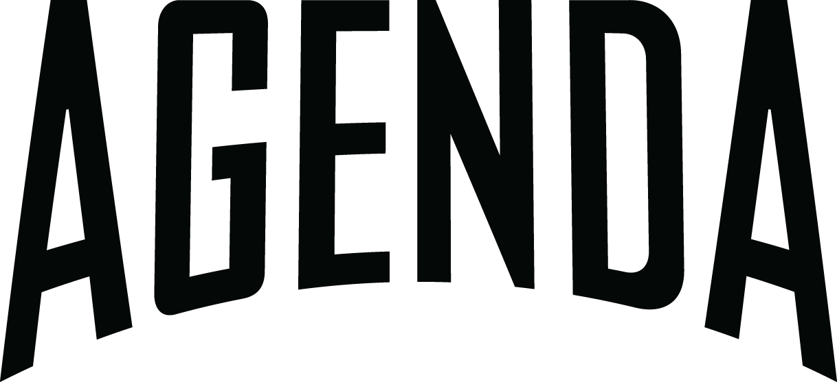AGENDA 字體標誌 壁紙 — 在白色背景上帶有微妙陰影效果的粗體黑色文字拼寫AGENDA。