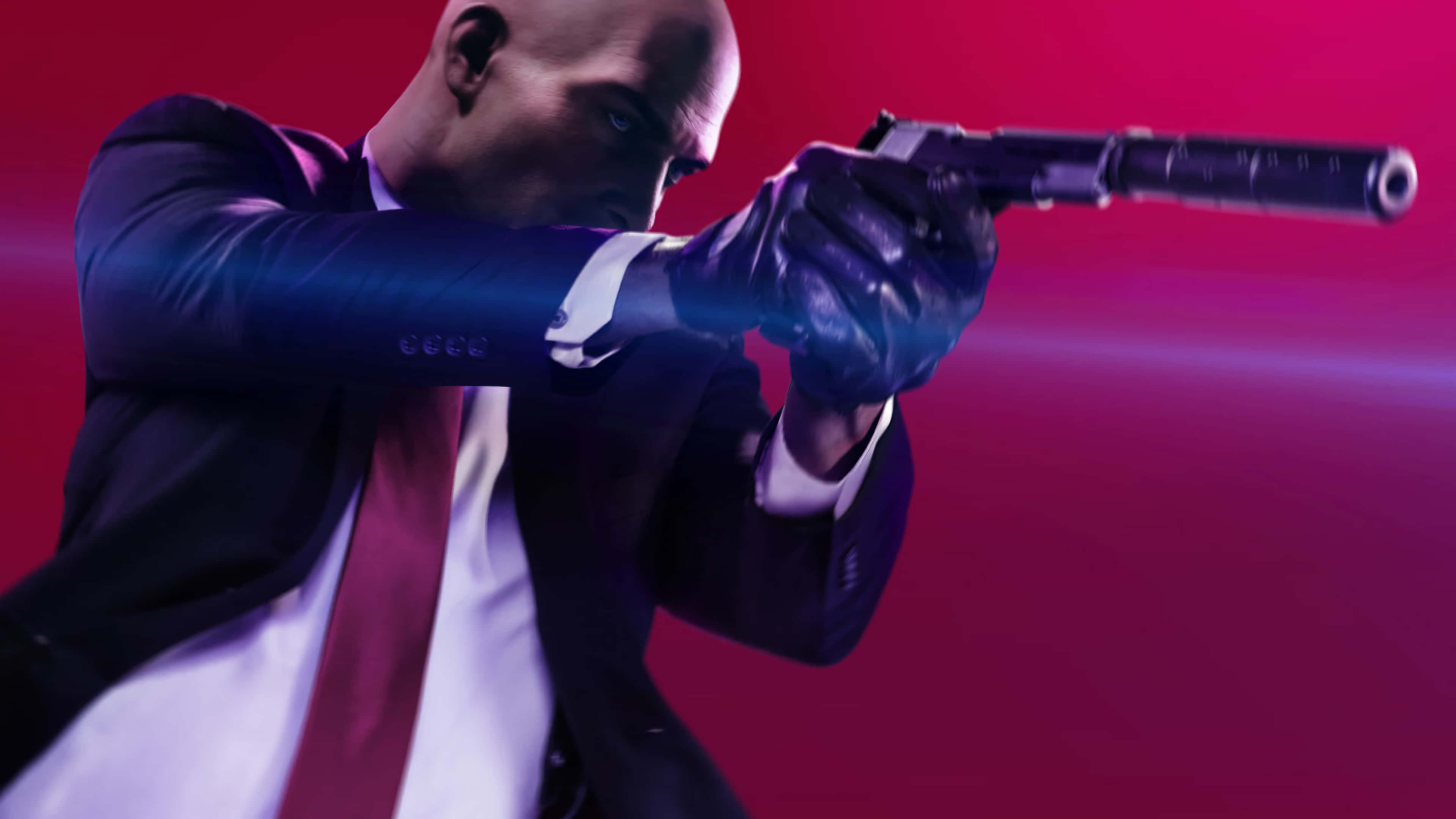 Agent 47全副武裝 壁紙 — 一個光頭男子身穿西裝，在充滿戲劇性燈光的鮮豔洋紅色背景下瞄準一把消音手槍。