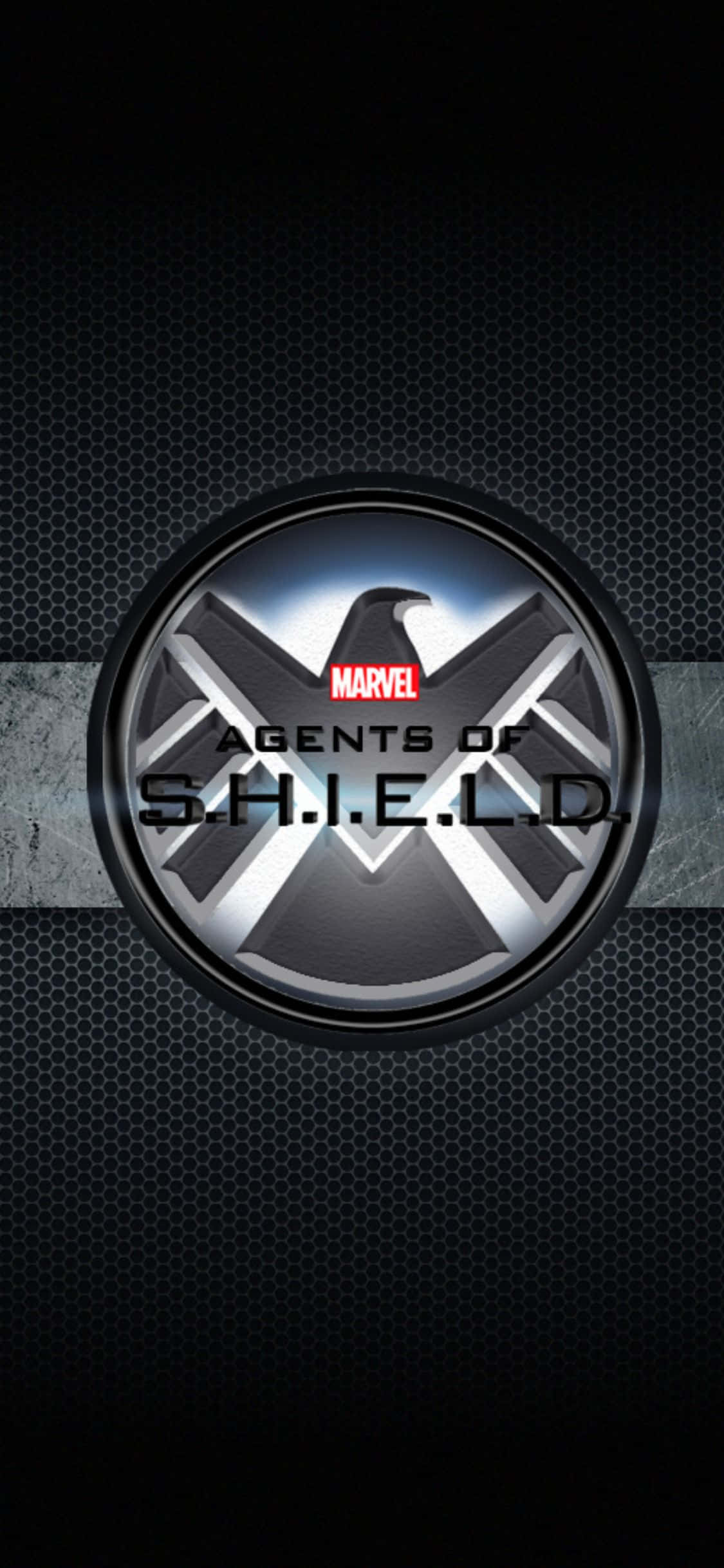 Agents of S.H.I.E.L.D. iPhone XS Marvel 壁紙 — 閃亮金屬質感的 Agents of S.H.I.E.L.D. 標誌居中於深色六角形紋理背景上，帶有發光效果。