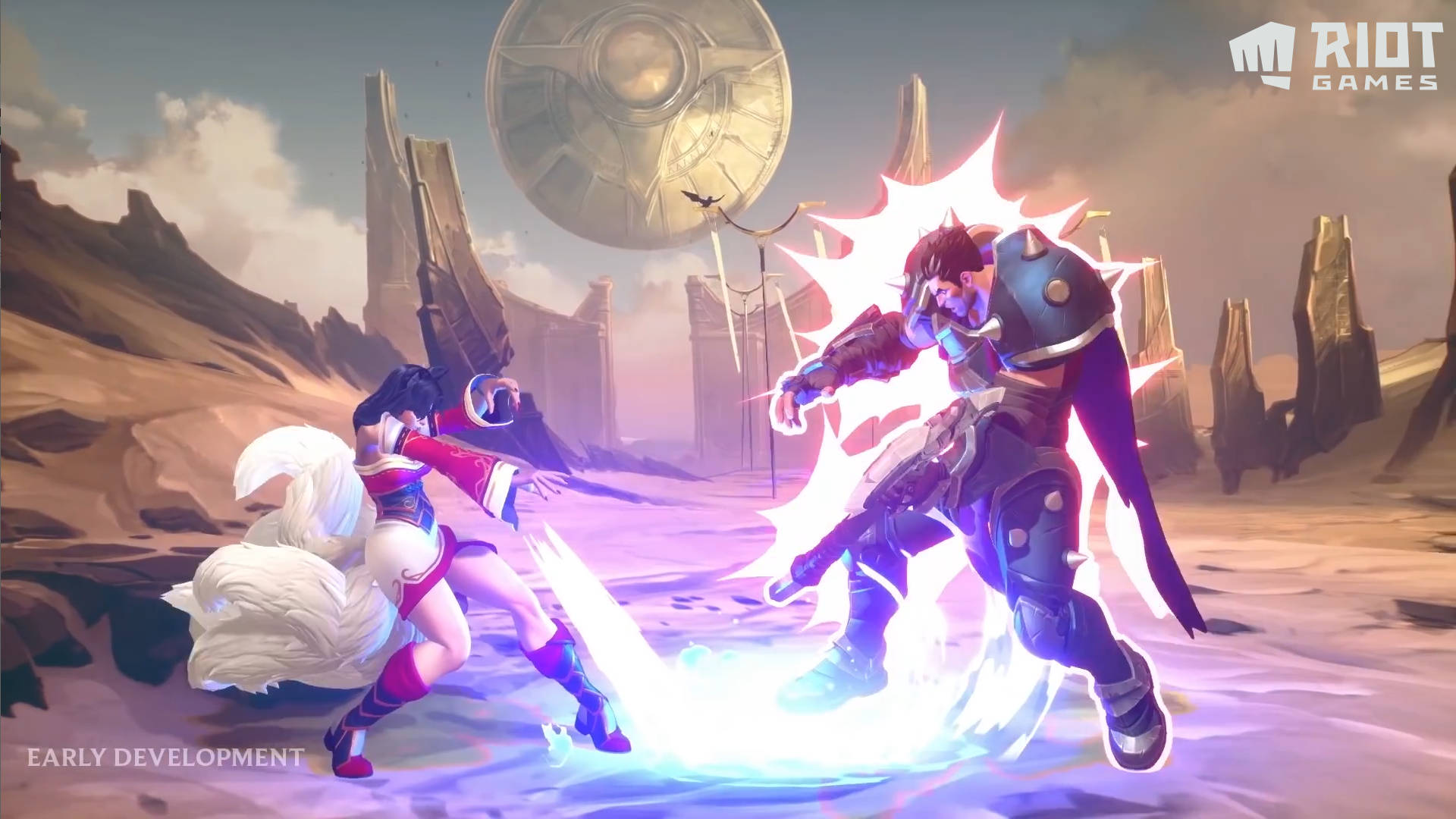 Ahri 對戰 Garen Wild Rift 壁紙 — 兩個動畫角色在沙漠戰場上碰撞，帶有發光能量效果和古代遺跡，天空多雲。