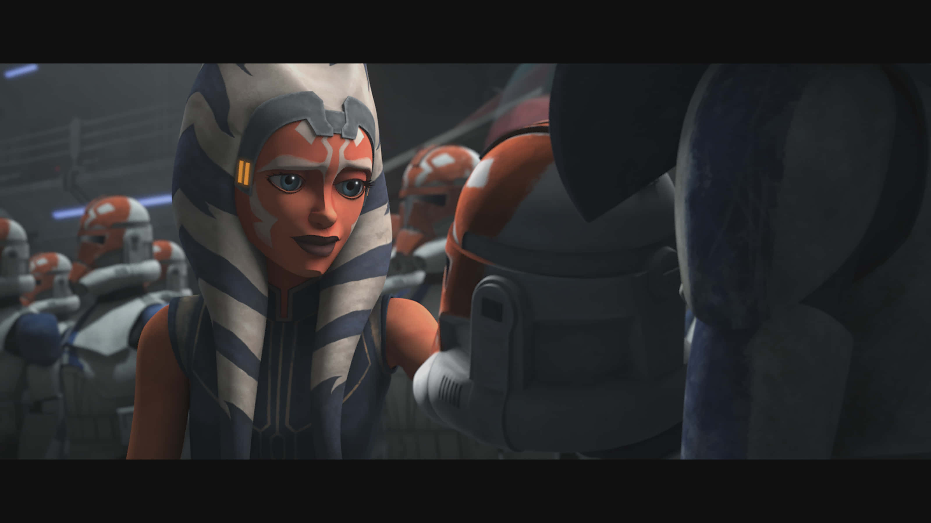 The Clone Army 桌布 壁紙 — Ahsoka Tano 身穿絕地長袍，在光線昏暗的太空船走廊中與複製人士兵站在一起的近距離特寫。