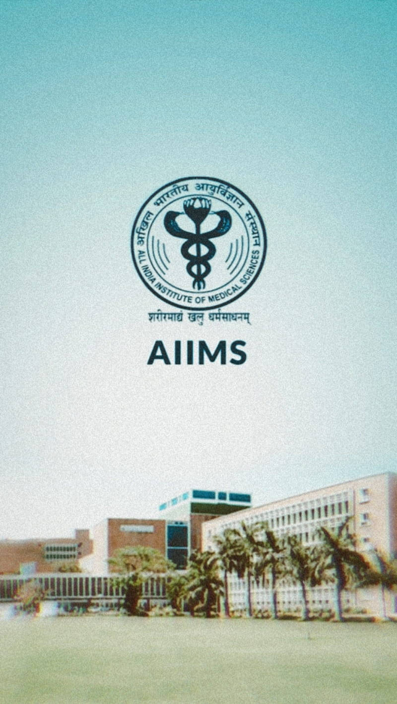 AIIMS 醫療研究所校園，現代建築和棕櫚樹在藍天下。