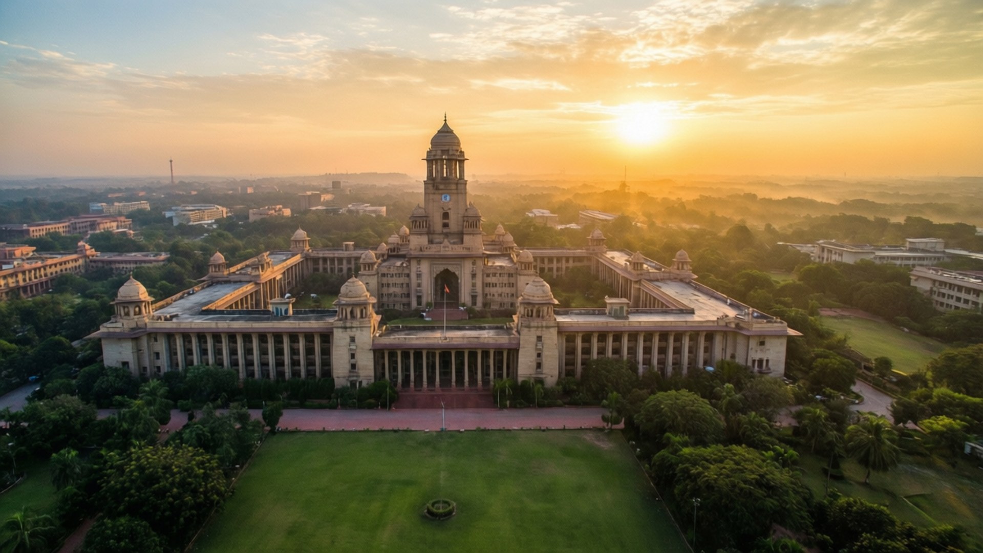 日出時宏偉的大學建築，有綠色草坪和樹木