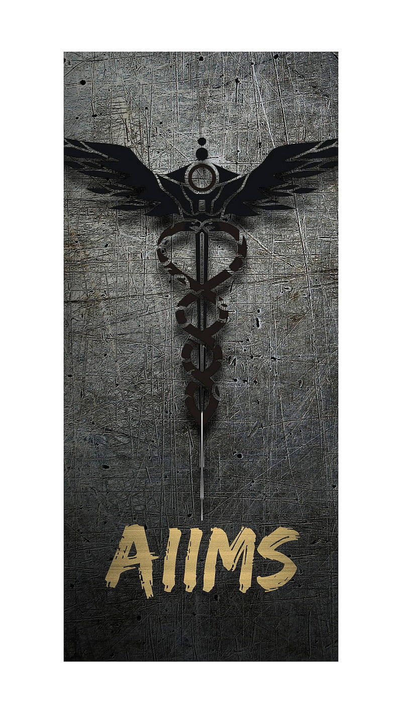 一個深色金屬製的雙蛇杖符號，帶有翅膀，並以金色字體寫有AIIMS。