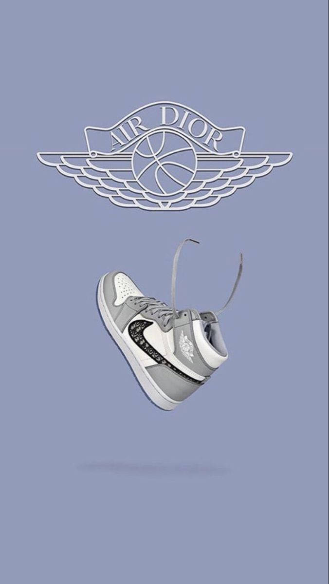 灰色 Air Dior 運動鞋在其有翼籃球標誌下漂浮於薰衣草背景上。