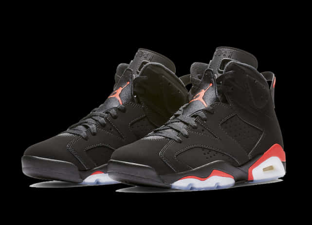 Air Jordan 高筒運動鞋 黑色背景 壁紙 — 黑色Jordan 6運動鞋，帶橙色Jumpman標誌和紅白鞋底，純黑色背景。