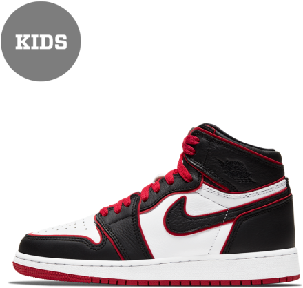 兒童Air Jordan 1 Mid黑紅白運動鞋 壁紙 — 一雙兒童高筒運動鞋，帶有黑色、白色和紅色點綴，襯托在純黑背景上。