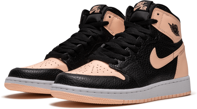 Air Jordan 1 Retro High 黑棕配色 壁紙 — 一對黑色和蜜桃色Nike Air Jordan 1高筒運動鞋，白色鞋底，純黑色背景。