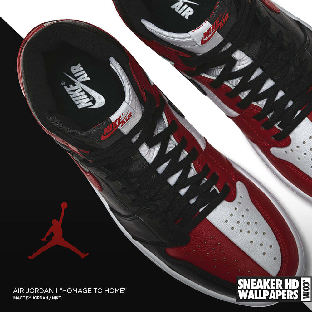 黑色、紅色和白色 Air Jordan 1 運動鞋，帶有 Jumpman 標誌。