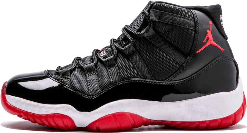 Air Jordan 11 Retro 黑紅配色 壁紙 — 一雙時尚的黑色高筒運動鞋，帶有光澤鞋頭、紅色 Jumpman 標誌和白色中底，置於純黑背景前。