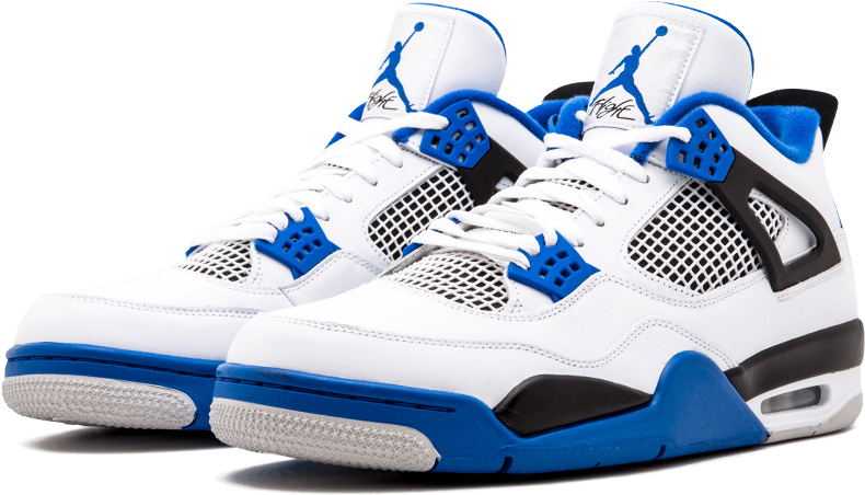 Air Jordan 4 Retro 白藍配色運動鞋 壁紙 — 一對白色和皇家藍色的Jordan 4運動鞋，帶有黑色點綴和可見的氣墊，背景為黑色。