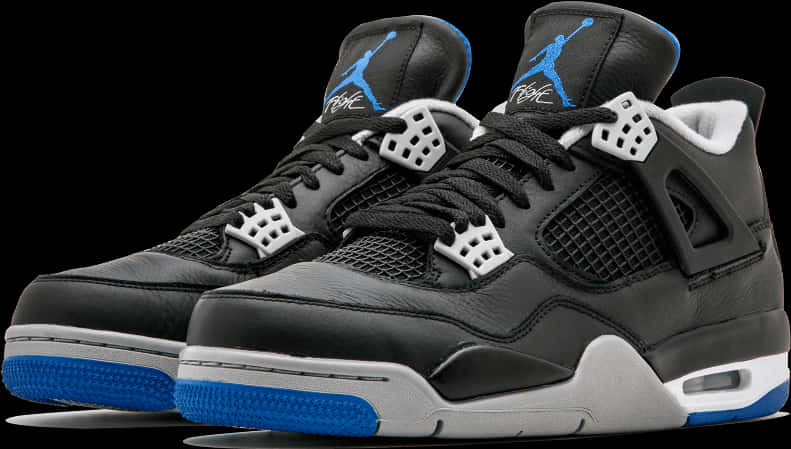 Air Jordan 4 Retro 黑藍配色運動鞋 壁紙 — 一對黑色Jordan 4運動鞋，帶有藍色點綴和白色中底，在黑色背景上展示。