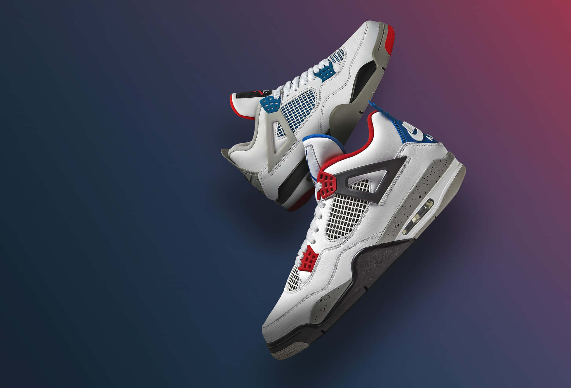 在漸變背景上漂浮的 Air Jordan 4 運動鞋，帶有紅色、藍色和白色點綴。