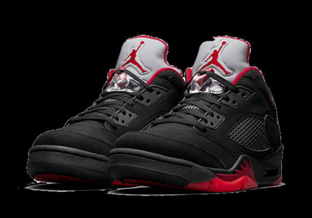 Air Jordan 5 Retro 運動鞋 壁紙 — 一對黑紅配色Jordan 5運動鞋，帶有銀色點綴，展示在純黑色背景上。