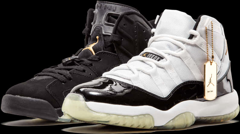 Air Jordan 黑白運動鞋 壁紙 — 兩對標誌性的 Air Jordan 11 運動鞋，一黑一白，帶有金色點綴和狗牌吊飾，襯托在純黑背景上。