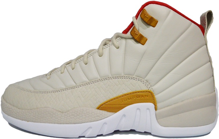 奶油白Air Jordan運動鞋 壁紙 — 一雙奶油色和金色的Jordan 12運動鞋，帶有紅色點綴和白色鞋底，黑色背景。