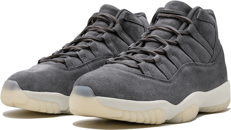 Air Jordan麂皮運動鞋 壁紙 — 一對灰色麂皮高筒運動鞋，配以奶油色鞋底，置於黑色背景前。