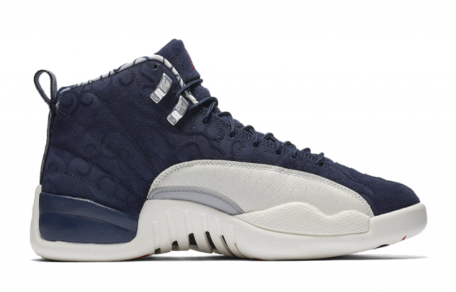 深藍白 Air Jordan 運動鞋 壁紙 — 一雙海軍藍和白色的高筒運動鞋，帶有紋理麂皮和絎縫細節，背景為純黑色。