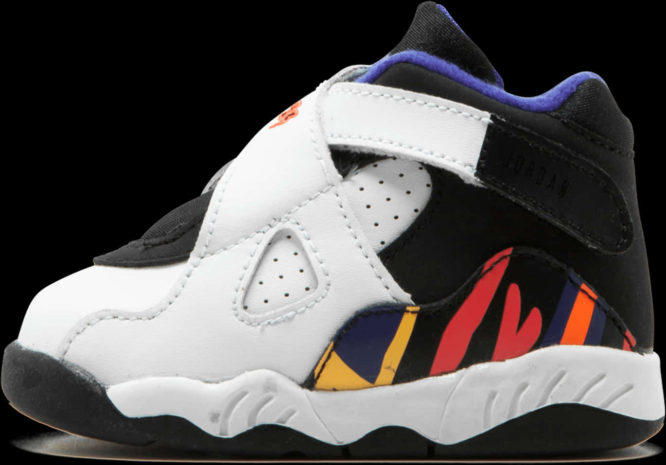 Air Jordan 彩色兒童運動鞋 壁紙 — 黑色背景上，一雙幼兒尺寸的Jordan運動鞋特寫，帶有白色、黑色和鮮豔多彩的點綴。