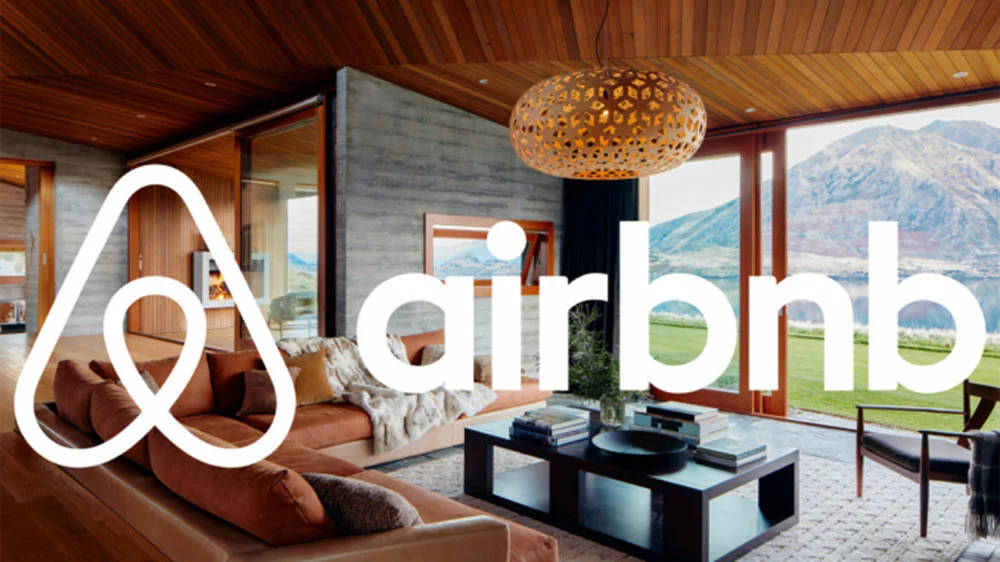 Airbnb標誌疊加在現代山景客廳室內設計上。