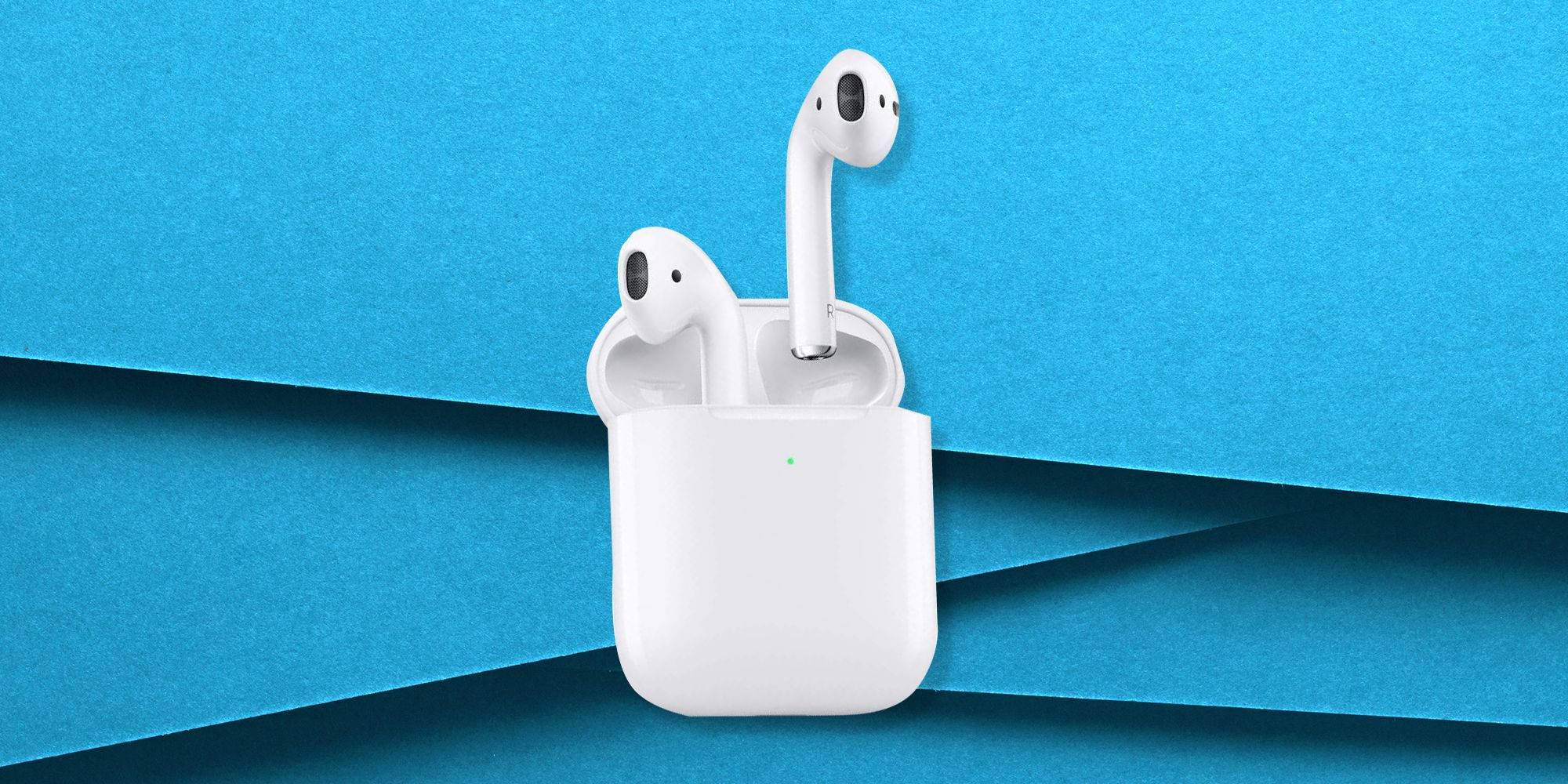 展現優雅高科的 AirPods 第二代 壁紙 — 白色無線耳機從充電盒中彈出，背景為充滿活力的藍色紋理背景。